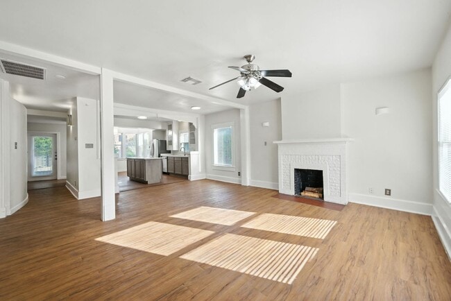 Building Photo - UT PRE-LEASE: 5 bed / 3 bath Remodeled Wes...