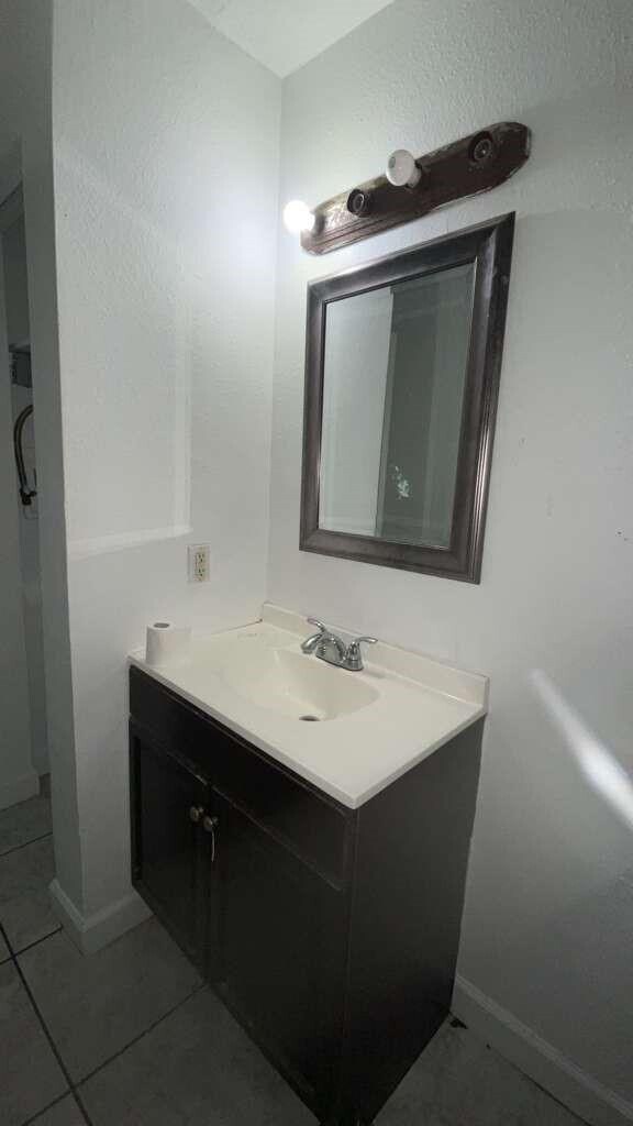 Building Photo - 216 Maria St