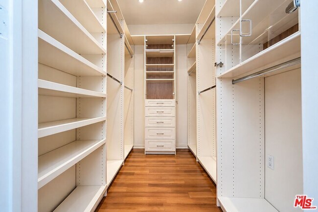 Building Photo - 410 N Oakhurst Dr