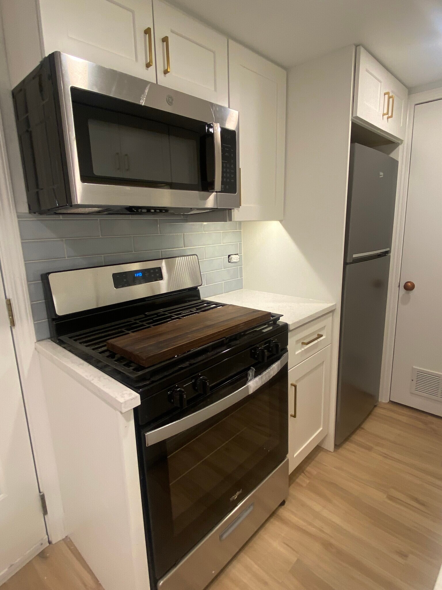 Gas stove w grill - 2319 N Halsted St