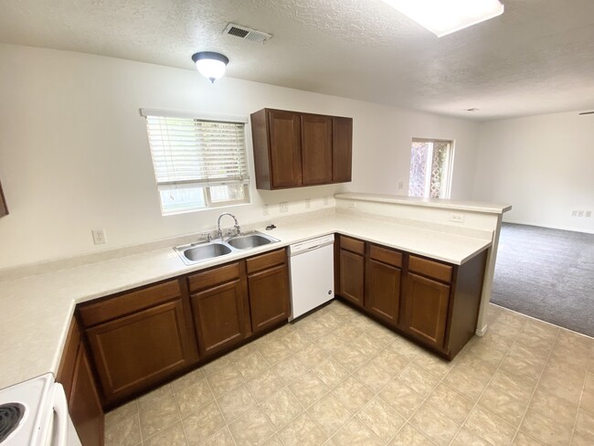 Building Photo - 1243 W 520 S