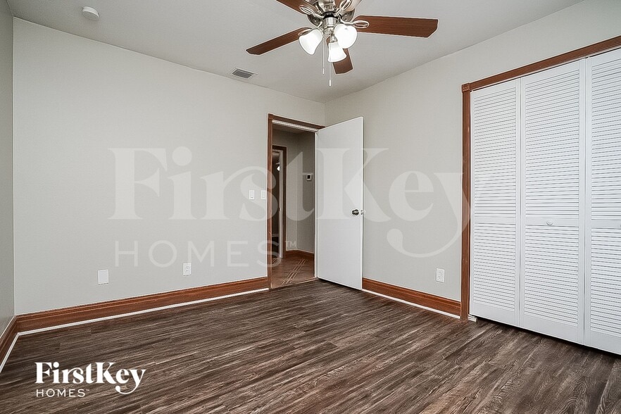 Building Photo - 818 Black Knight Dr