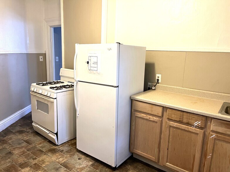 Building Photo - 501 E 7th St