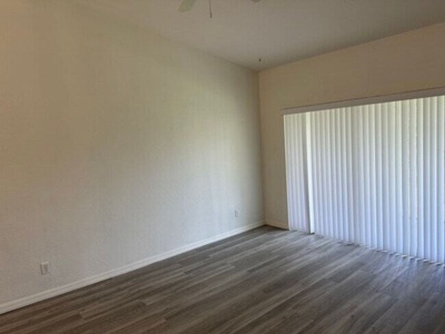 Building Photo - 2nd floor condo with landscape views