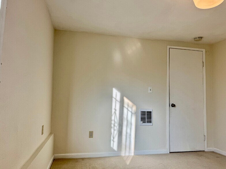 Building Photo - 1054 24th St