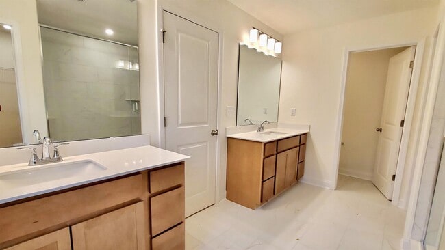 Building Photo - 6101 Mariemont Cir