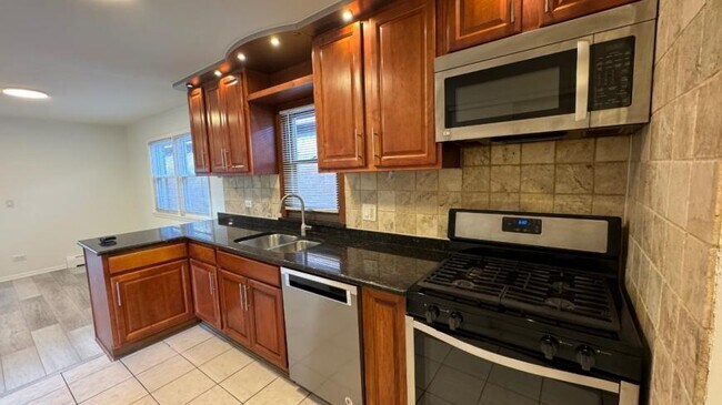 Building Photo - 3 bedroom in CHICAGO IL 60630