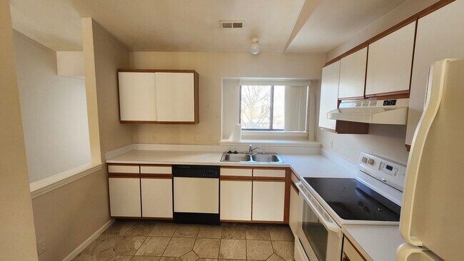 Building Photo - 42766 Lilley Pointe Dr