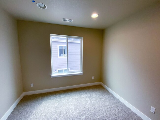 Building Photo - Stunning 4-Bedroom Duplex in Desirable Alp...