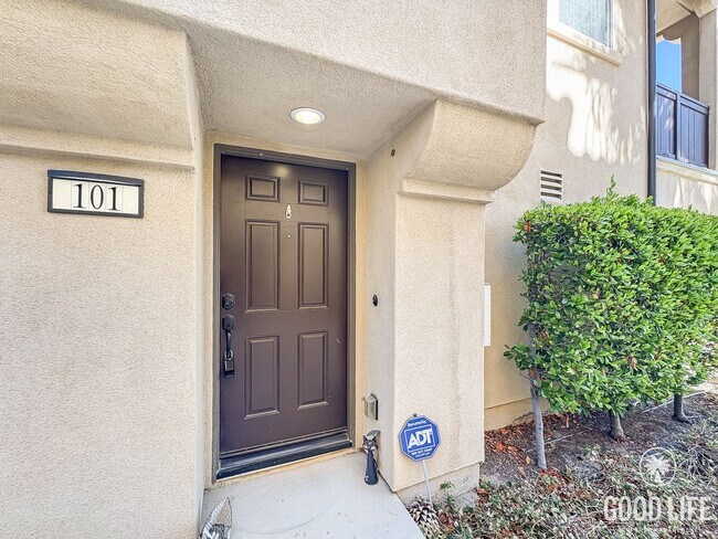 Primary Photo - Beautiful 3B/3BA Townhome in Gated Communi...