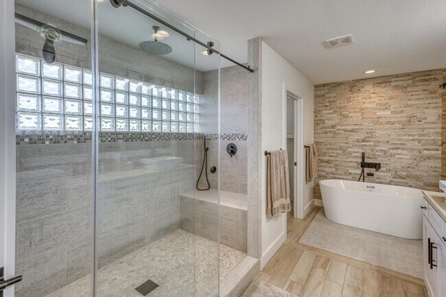 Building Photo - 3305 Close Call