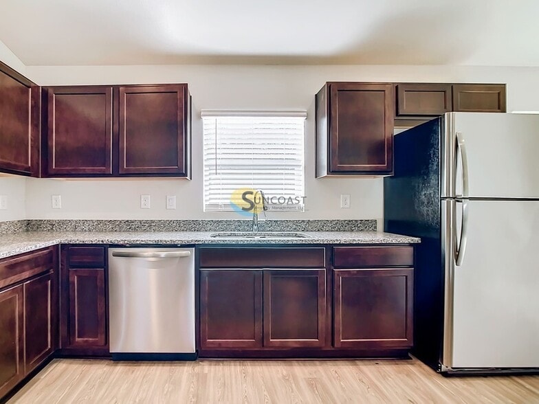 Building Photo - 216 Oak Cir