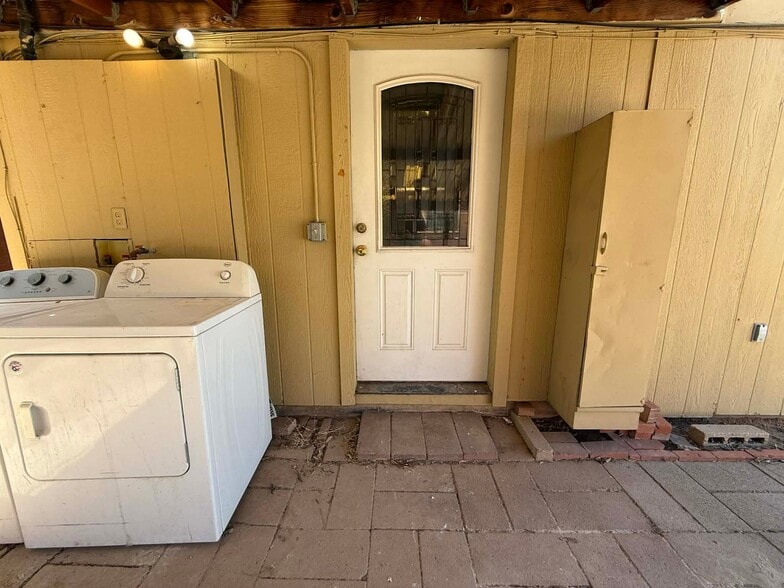 Building Photo - 1137 E Adelaide Dr