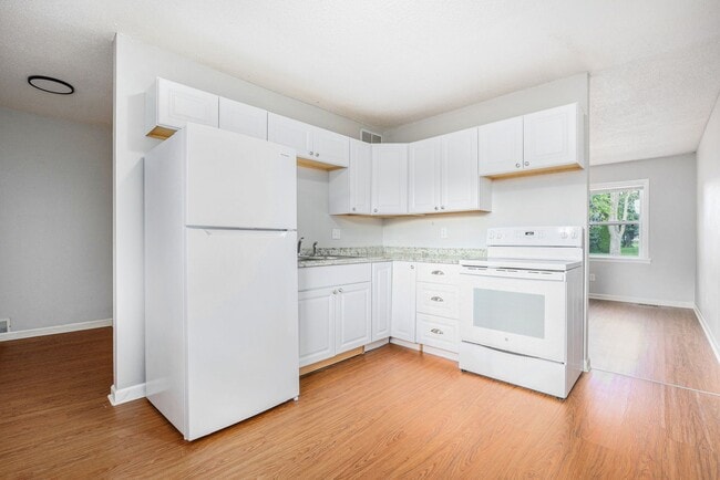 Building Photo - *MOVE IN SPECIAL* $250 Off First Full Month's Rent OR Free 55in TV! Beautiful 2BR/1BA Duplex in I...