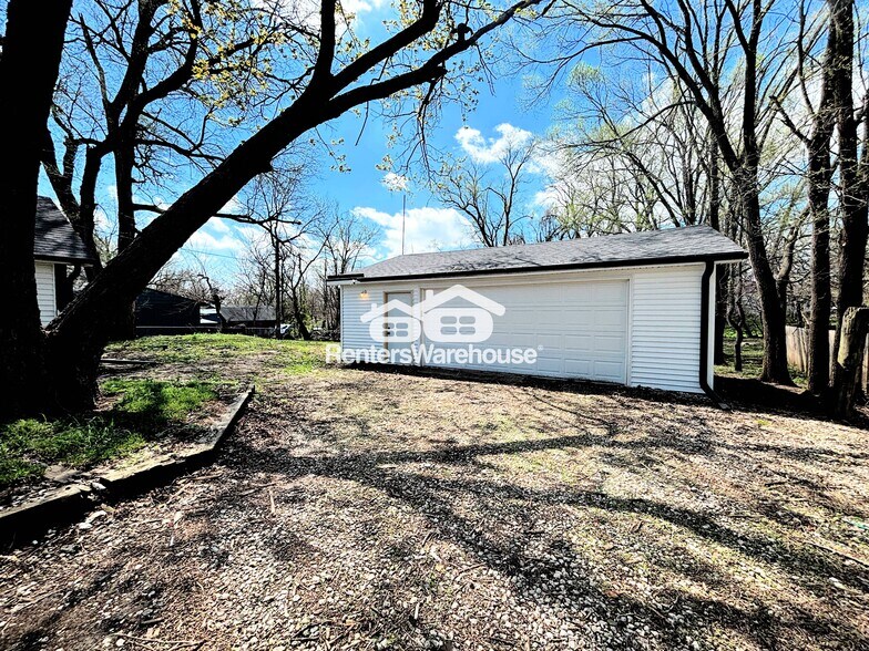 Building Photo - 4076 Indianola Ave