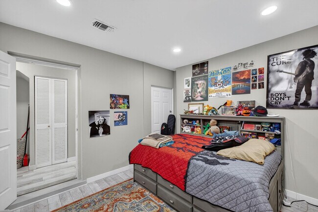 Building Photo - 1570 NE 30th Pl