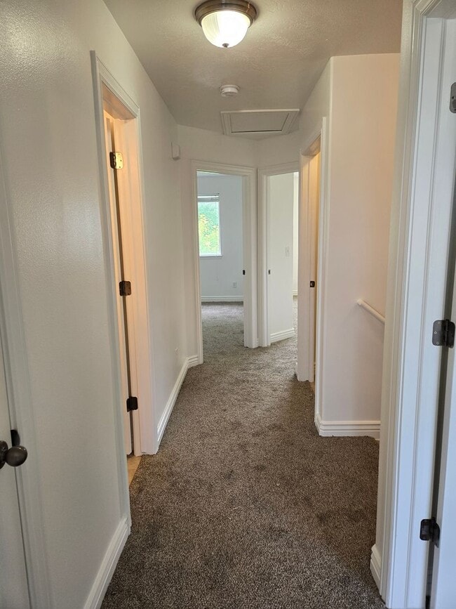 Building Photo - Beautiful 4 Bed, 2.5 Bath Townhome in Prim...