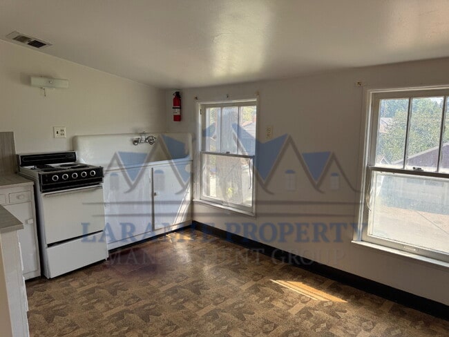 Building Photo - 2 Bed 1 Bath Near Campus