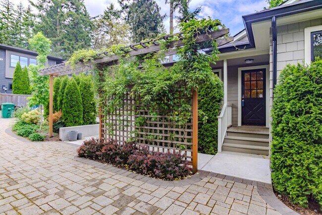 Building Photo - 4Bd/2.75Ba Seattle House