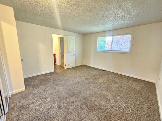 Building Photo - $2,700 – Spacious 4 Bed / 2 Bath Home in S...