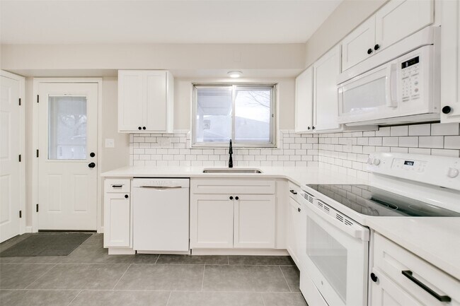 Building Photo - 10235 Jeffleigh Ln