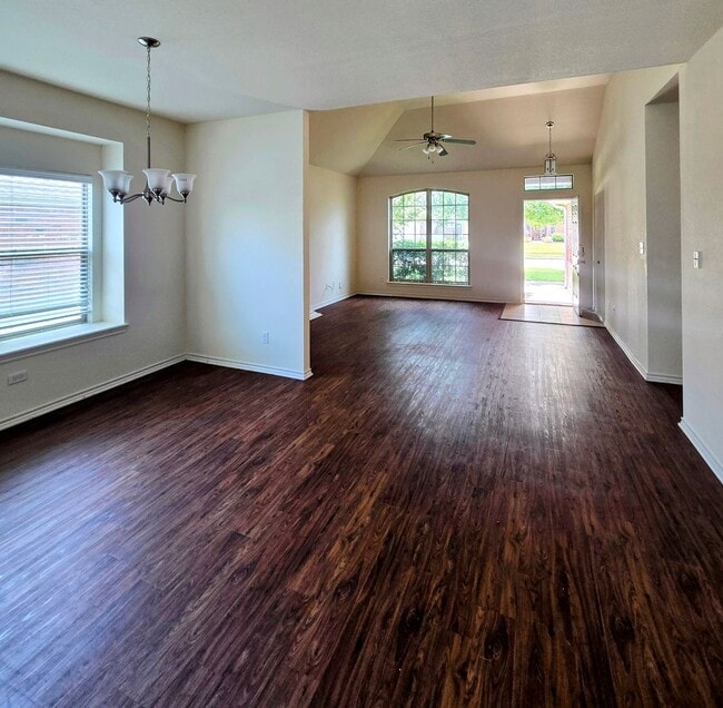Building Photo - 2113 Woodhaven Dr