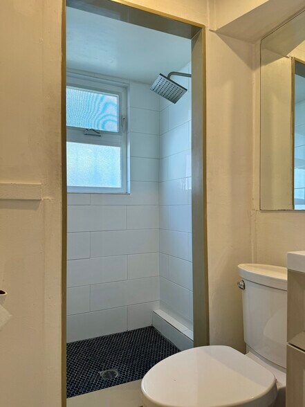Building Photo - 1653 1/2 Bayview Dr