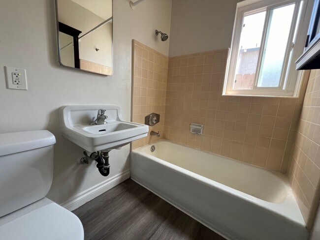 Building Photo - Pet Friendly Unit within Gated Community in North Park! COMPLIMENTARY Laundry! Street Parking Only!