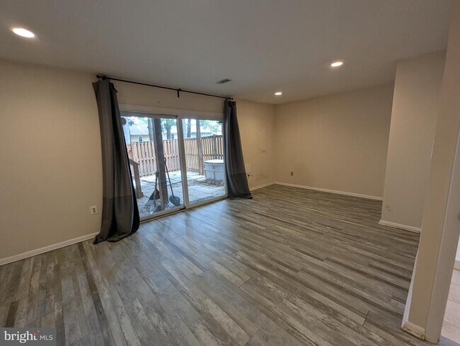 Building Photo - 8358 Stationhouse Ct