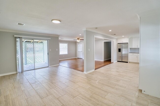 Building Photo - 7557 Meadowview Dr
