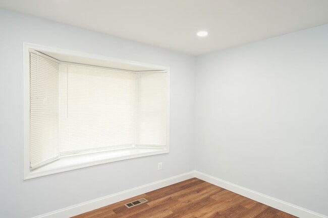 Building Photo - 9900 Kingsbridge Dr