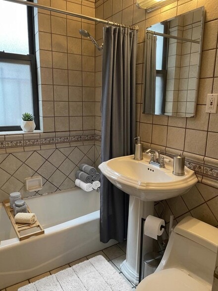 Building Photo - 142 E 35th St