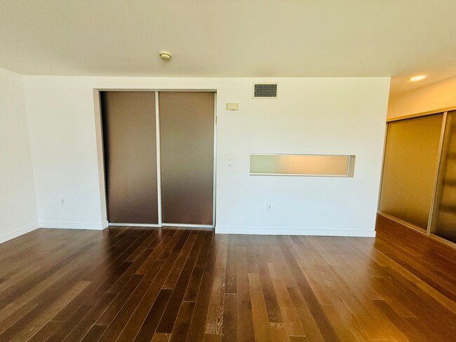 Building Photo - DTLA Penthouse Floor 1BD Condo w/Utilities...