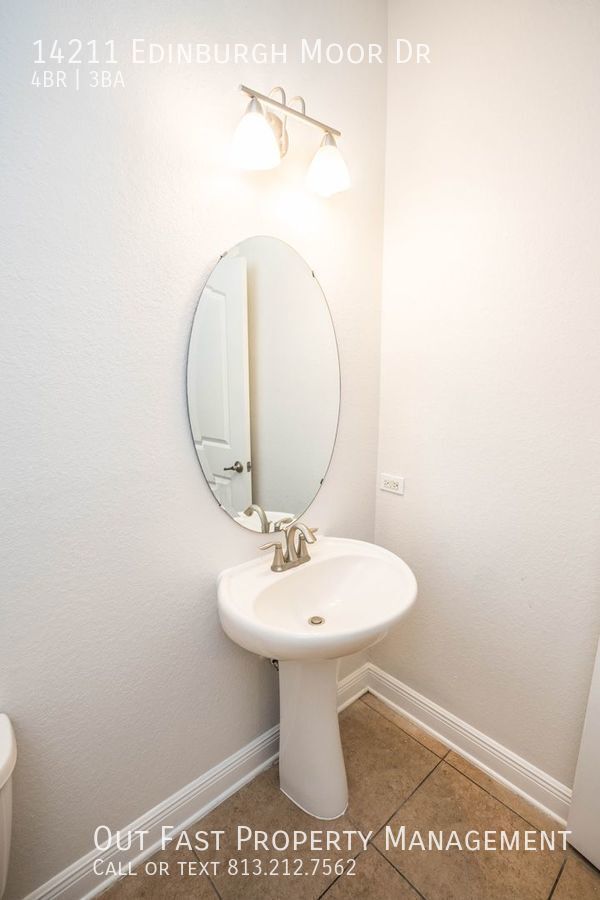 Building Photo - Spacious and Modern 4-Bedroom Home with a ...
