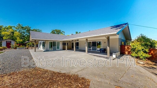 Building Photo - 475 Country Club Dr