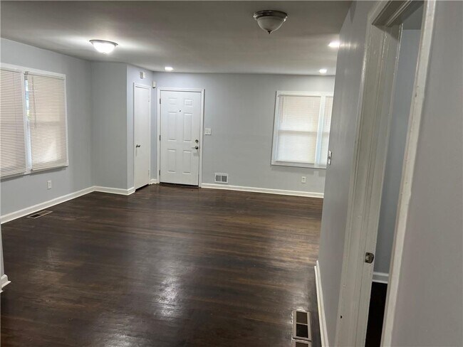 Building Photo - 2450 Crestview Ave