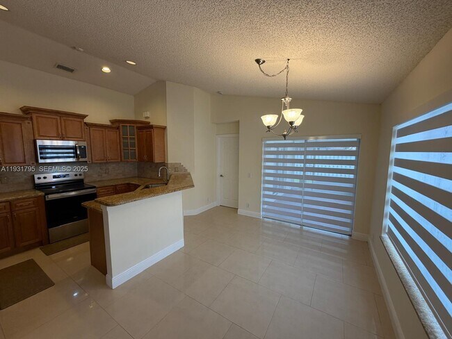 Building Photo - 1525 Estancia Cir