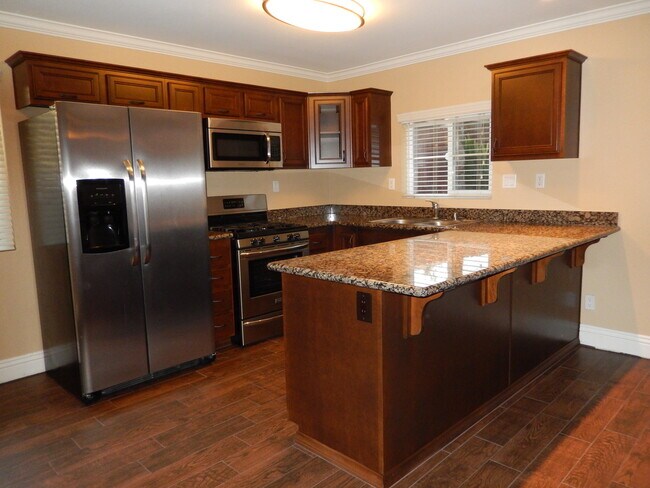 Building Photo - GORGEOUS TOWNHOME 3 BR, 2.5 BA, 2 CAR GARAGE