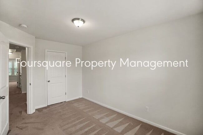 Building Photo - Townhome | Washer/ Dryer Included | Back P...