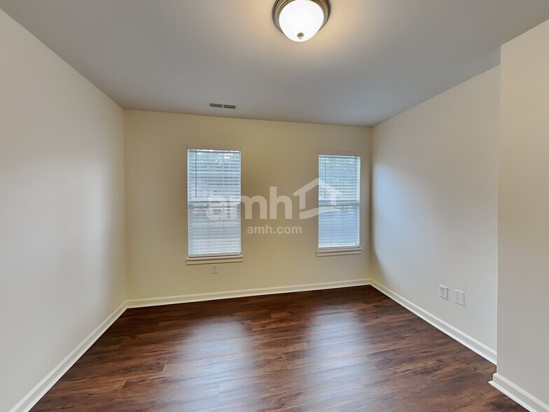 Building Photo - 10 Donegal Ct