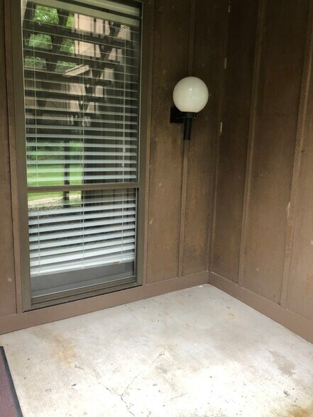 Front Porch - 102 Hartford Ct