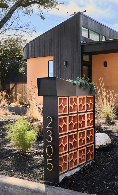 Building Photo - 2305 Westoak Dr