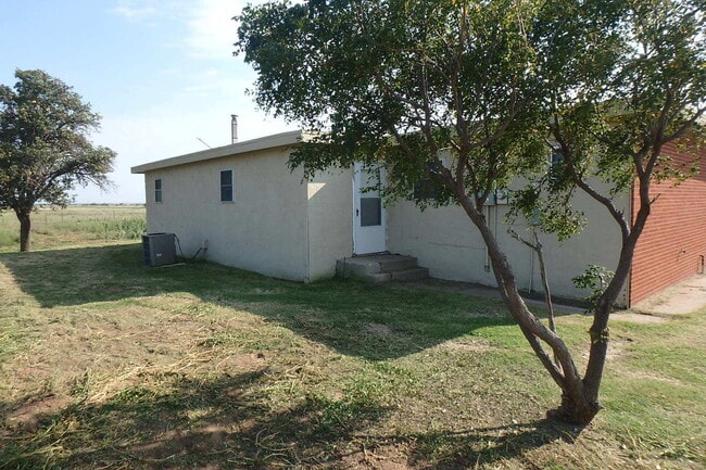 Building Photo - Four bedrooms Two bathrooms house in count...