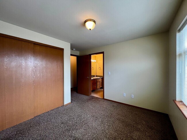 Building Photo - pl102