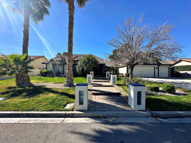 Building Photo - Green Valley Luxury Single Story: Pool, Putting Green, 4 Bedrooms, SOLAR!