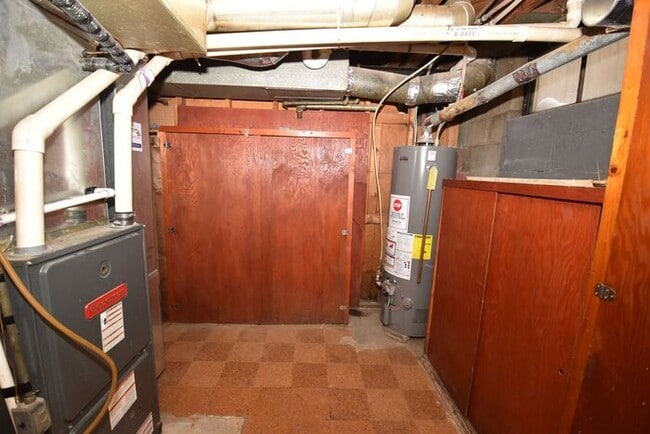 Building Photo - Mishawaka Northside 3 bedroom 1 1/2 story home with 2 bathrooms