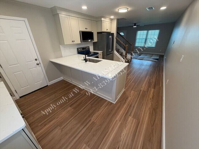 Building Photo - Beautiful Townhome in Olathe-Available NOW!!