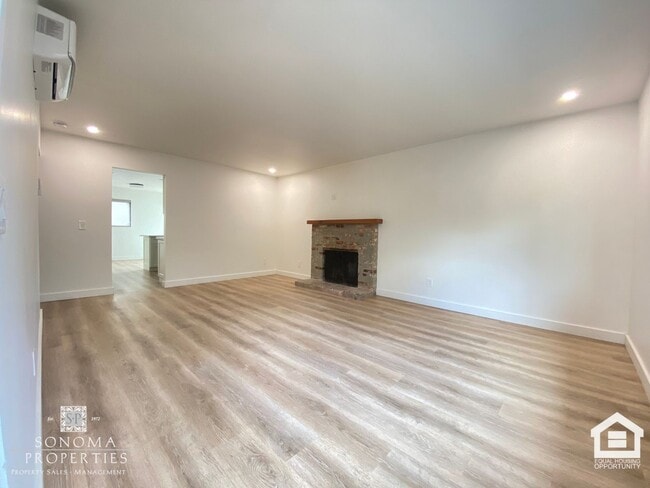 Building Photo - ***PRICE REDUCTION*** Modern Downstairs 2-...