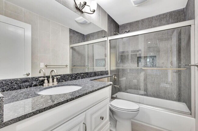 Building Photo - 400 Venice Dr