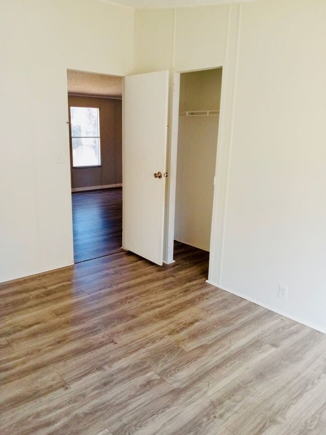 Building Photo - 3 Bed 2 Bathroom Single Family